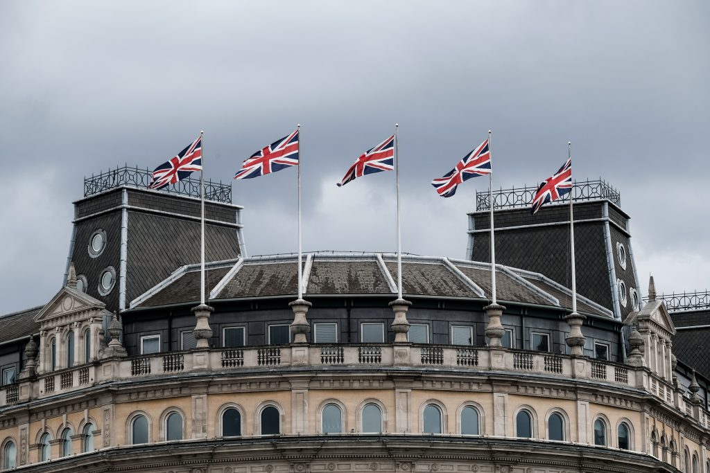 Gebäude mit britischen Flaggen